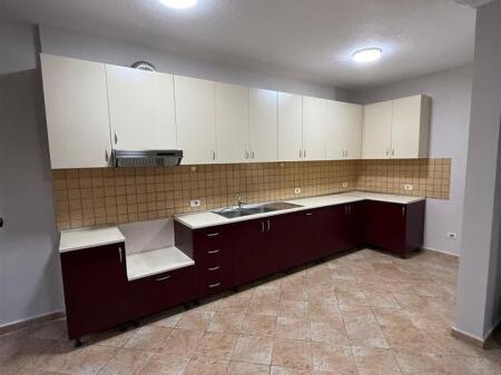 Zyre me Qera Tek Komuna e Parisit (ID BZ2751) Tirane