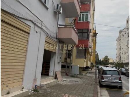 Ambient Komercial Për Shitje në Plazh Hekurudha, 20 m nga deti Durrës
