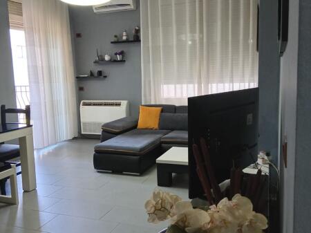 Shitet apartament 1+1 në zonën e Shkëmbit të Kavajës.