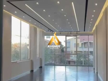 Jepet me Qira Ambient Biznesi – Bulevardi Blu, pranë qendrës së Kamzës.    