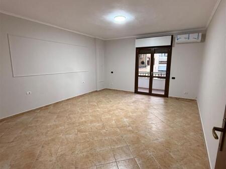 ZYRE ME QERA 165 M2 KOMUNA E PARISIT 1.200 EURO