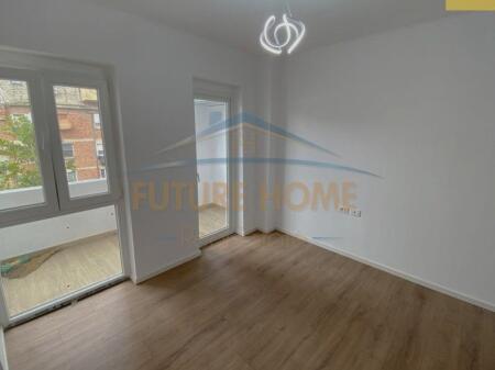 Shitet, Apartament 2+1, 21 Dhjetori (pranë Poliklinikës nr. 9)