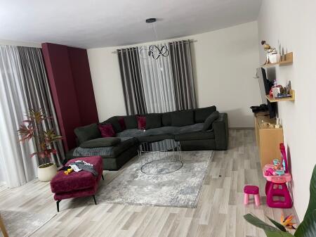 Ne Linze ,prane Restorant 2 Luanet jepet me qera apartament 1+1,i mobiluar.450Euro