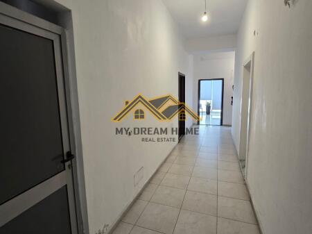 VENDITA AMBIENTE COMMERCIALE VICINO AL TRIBUNALE DI DURRËS