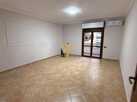 JEPET ZYRE 165 M2 ME QERA TE KOMUNA E PARISIT 1.200 EURO