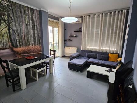 Shitet super apartament 1+1 në zonën e Shkëmbit të Kavajës