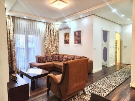 Me Qera: 3+1+Garazh me 1 Post Parkimi ( 21 Dhjetor - Kontakt ) Investuar & Arreduar me Arkitekt: PARKET & Kondicioner