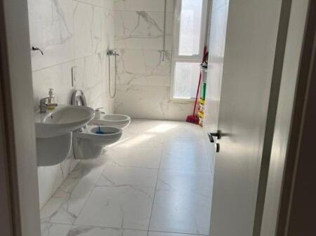 Shitet Apartament 2+1+2 ne Kamez.