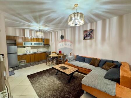 Apartament - Për Qira - Pazari Ri