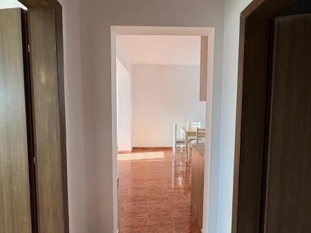 Jepet me qera apartament 1+1 ne plazh prane kompleksit eka