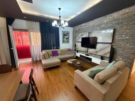 Shitet apartament i mobiluar 3+1+2 ne Ali Dem