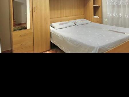 Jepet me qera shtepi 1+1 e mobiluar tek Ish Parku