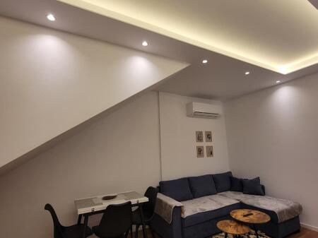 Ne zonen e Rruges se Durresit prane Bllokut te Ambasadave,jepet me qera kati i I-re i nje vile1+1,i sapo mobiluar.62,000Leke