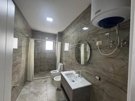 Mbikalimi i Komunes Parisit, pallati i Big Market jepet me qira  apartament 2+1+2 Kati i pare banim me sipërfaqe 120 m2