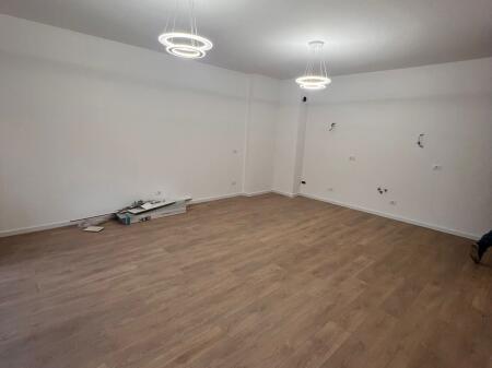 🏢 Ambient për zyra në Myslym Shyr