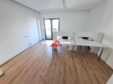 Zyre me qera tek Zogu i Zi tek Ring Center ne Tirane (ID 4261493)