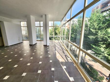 Me qera: Zyre 72m2 || 📍(Astir - 2 Palmat ,ne rrugë kryesore) || Fasad xhami || 350 euro / Neto