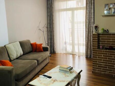 Apartamen 1+1 me qera pranë Gjimnazit Partizani + post parkimi 700 € /Muaj