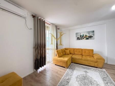 APARTAMENT 1+1 ME QERA NE PLAZH , PRANE SHKOLLES BAJRAM CURRI !!