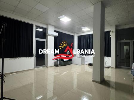 Ambjent zyre me qera ne rrugen Vace Zela pas qendres Globe (ID 4271636).