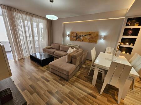 Tek Kafe Flora Jepet Me Qira Apartament 2+1 I Mobiluar!