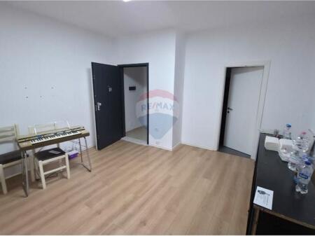 Zyrë me Qira – Myslym Shyri