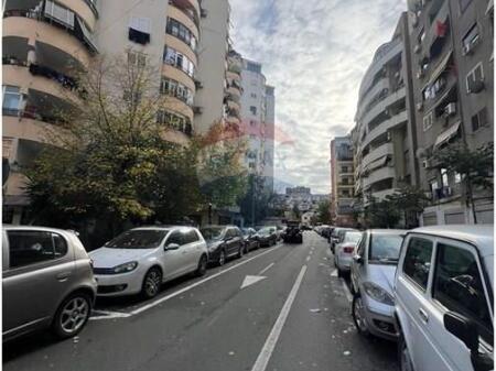 Apartament 2+1+2 ne Shitje tek Komuna e Parisit