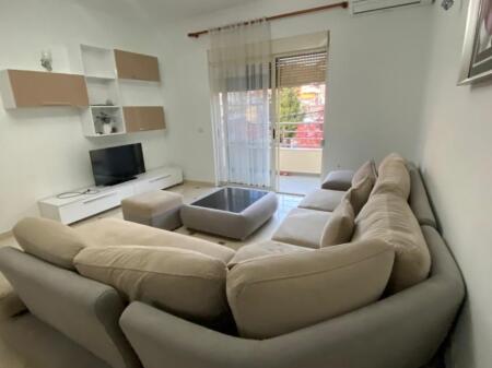 Jepet me Qira Apartament 3+1 me Verandë 30 m² – Durrës