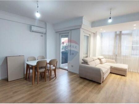 Tirane, shitet apartament 2+1 Brryli