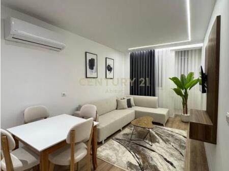 Shitet super apartamant 1+1 pran Rruges Fortuzi!