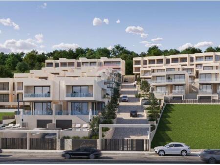 Shitet Vilë 3-katëshe me Pamje nga Deti në Ujë të Ftohtë