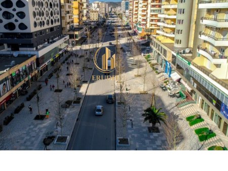 Jepet me Qira  Ambient 250 m² Shumë Pranë Bulevardit Kryesor, Vlorë