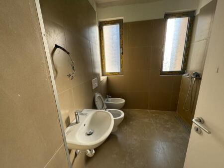 Shitet apartament 2+1 te Liqeni i Thate