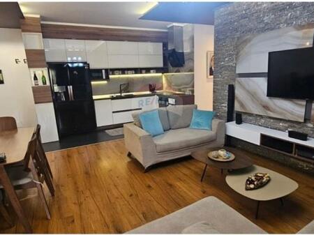 Shitet Apartament 3+1+2 në Ali Dem !