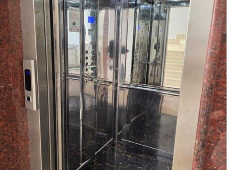 JEPET ME QIRA DUPLEX 2+1+2 ME 2 POSTE PARKIMI NE RRUGEN E BARRIKADES!!!