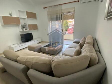 Jepet me Qira Apartament 3+1 me Verandë 30 m² – Durrës