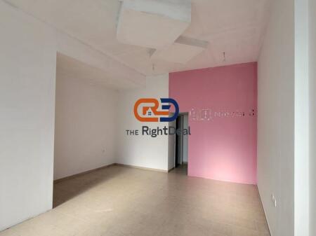 In Via Siri Kodra, Vendesi Commerciale in Vendita al Piano Terra !!