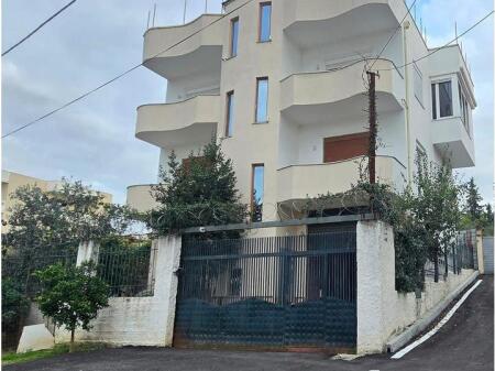 Jepet me qira vilë 3-katëshe në Kodrën e Priftit, me sipërfaqe 120 m² për kat.