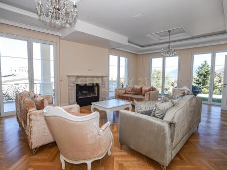 LUXURY VILLA WITH POOL – DRY LAKE