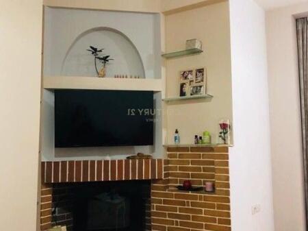 Jepet me qera aparament 1+1 pran Shkolles se Kuqe + Post parkimi (opsional +100 euro).