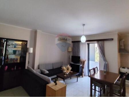 Shitet Apartament 2+1+2 ne fillim te Rr Ali Demi