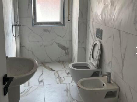 Shitet 3+1 me Verande Kamez