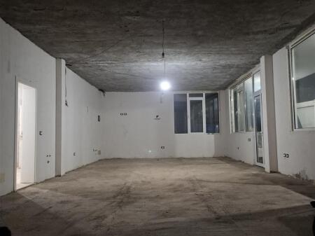 MAGAZINE ME QERA 550 M2 MEZEZ 750 EURO