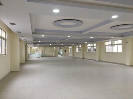 EKSKLUZIVE! BULEVARDI I RI, JEPET ME QIRA KAPANON 2 KATE+ 5 POSTE PARKIMI! 5,500 € /Muaj