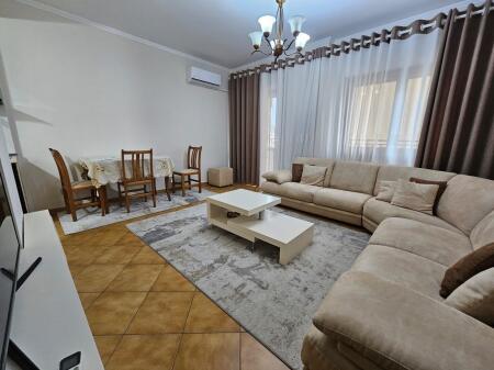 Apartament 2+1 per qira te Komuna Parisit