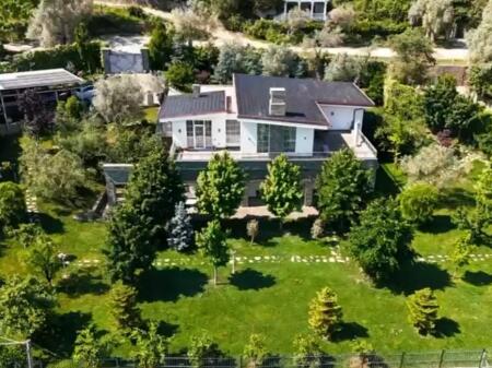 Villa Individuale in vendita nella periferia di Tirana, Dobresh