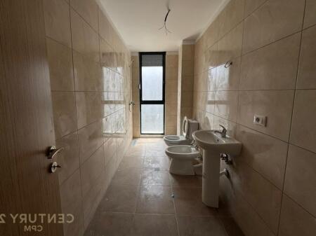 Shitet Apartament 3+1 ne fund te rruges 5 Maj.