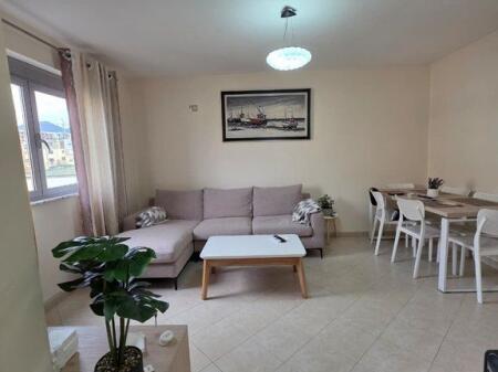 Shitet Apartament 1+1 Oxhaku