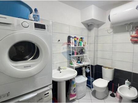 1+1 për Shitje Pranë Shkollës së Gjuhëve të Huaja, Tiranë