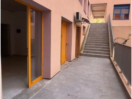 Locale Commerciale in Affitto ad Ali Demi presso il Complesso Mangalem, Tirana 300 € /Mese